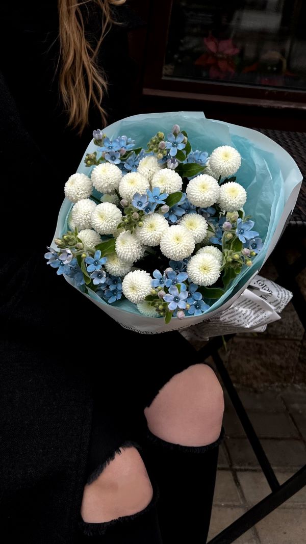 Дуо-букет с хризантемами и твидией