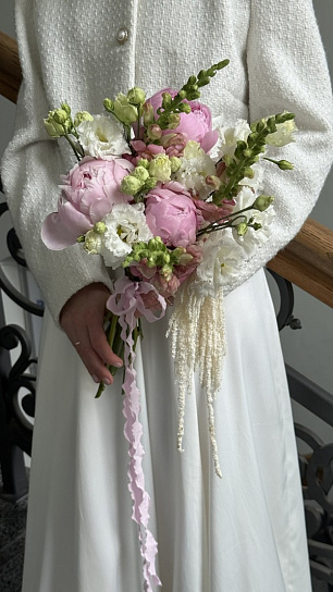 Свадебный букет с розовыми пионами