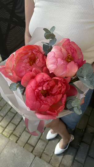 Букет "Корал и эвкалипт"