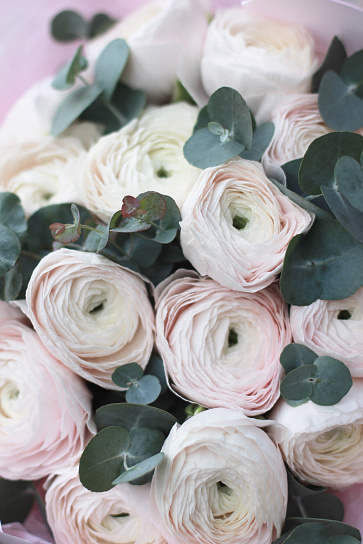 Роскошное моно с ранункулюсами и эвкалиптом 