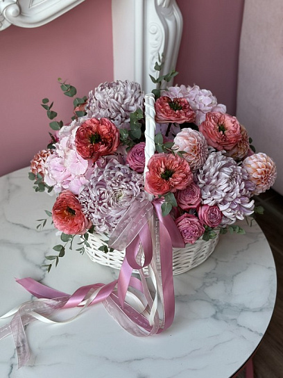 Композиция в корзине "Розовые воздушные облака"