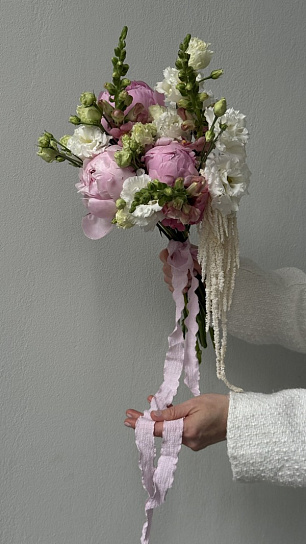 Свадебный букет с розовыми пионами