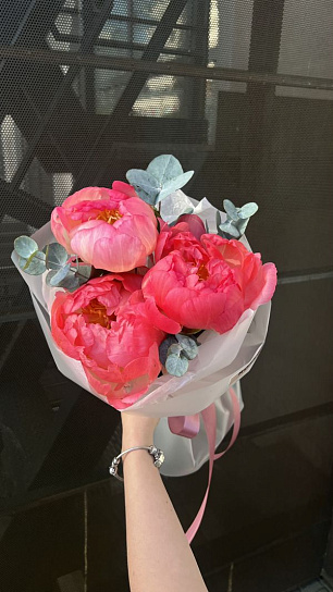 Букет "Корал и эвкалипт"