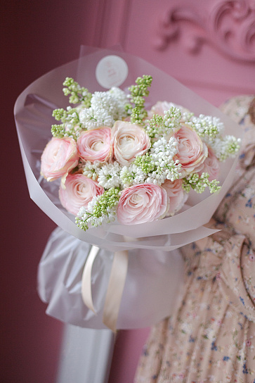 Романтичный букет с ранункулюсами и сиренью