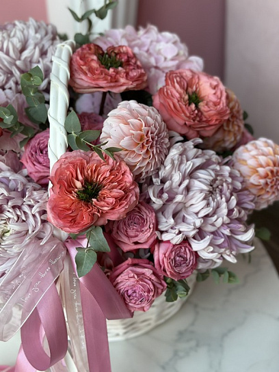 Композиция в корзине "Розовые воздушные облака"