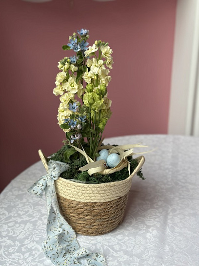 Пасхальная композиция в плетенной корзине
