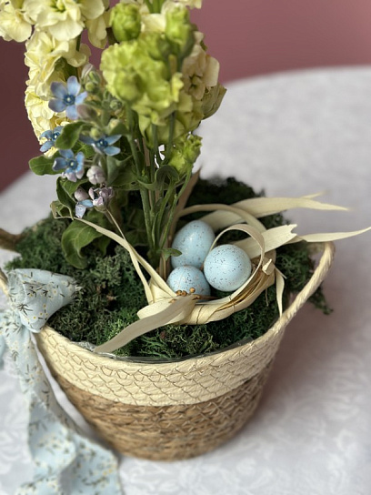 Пасхальная композиция в плетенной корзине