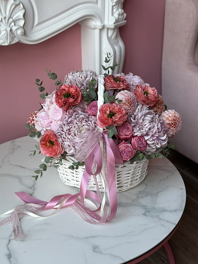 Композиция в корзине "Розовые воздушные облака"