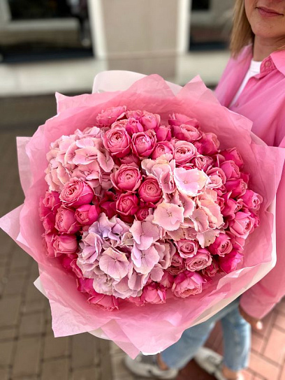 Дуо-букет с пионовидными розами и гортензиями 