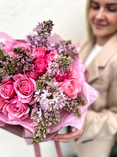 Дуо-букес с пионовидной кустовой розой  Сильва Пинк (Silva Pink) и сиренью