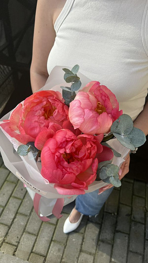 Букет "Корал и эвкалипт"