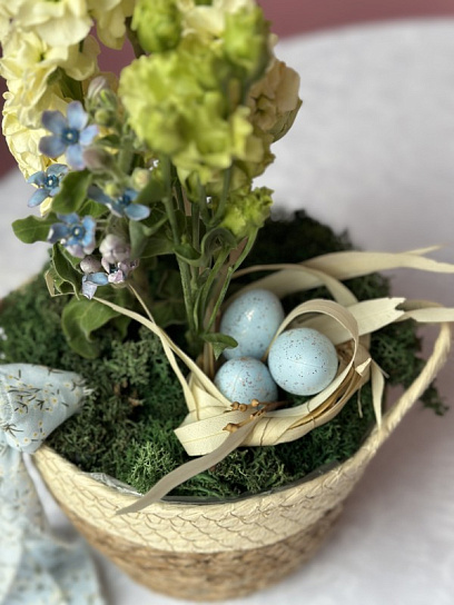Пасхальная композиция в плетенной корзине