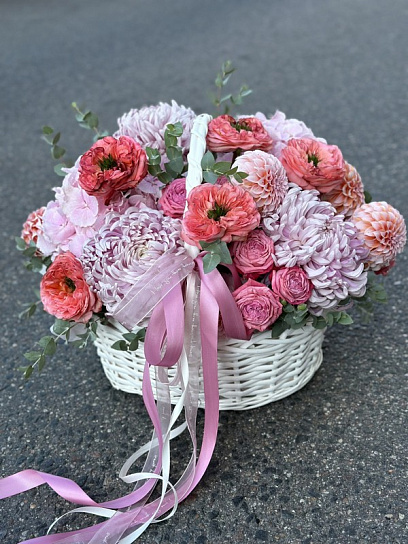 Композиция в корзине "Розовые воздушные облака"