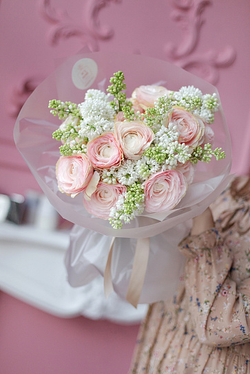 Романтичный букет с ранункулюсами и сиренью