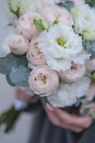 Букет невесты с эвкалиптом и пионовидными розами