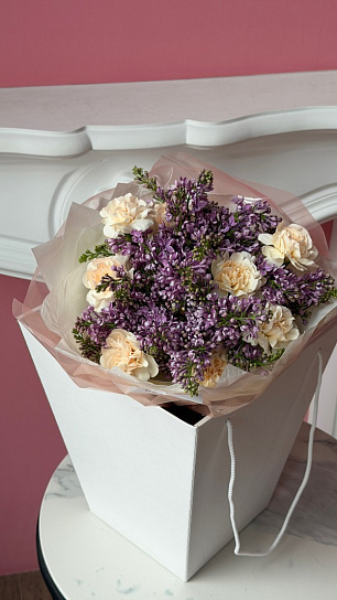 Дуо-букет с сиренью и гвоздиками