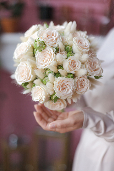 Букет невесты с розами и лагурусом 