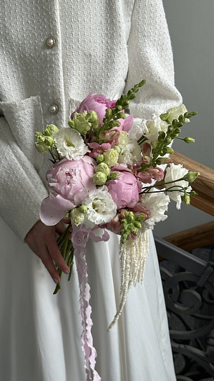 Свадебный букет с розовыми пионами