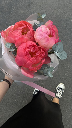 Букет "Корал и эвкалипт"