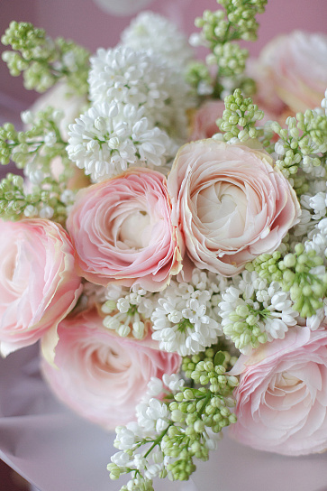 Романтичный букет с ранункулюсами и сиренью