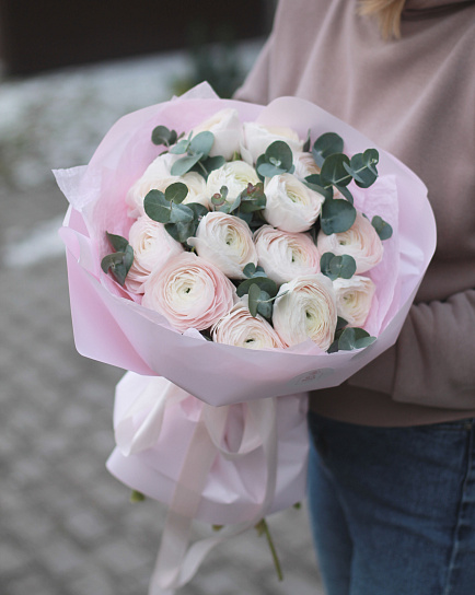 Роскошное моно с ранункулюсами и эвкалиптом 