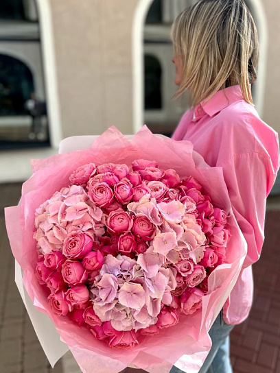 Дуо-букет с пионовидными розами и гортензиями 