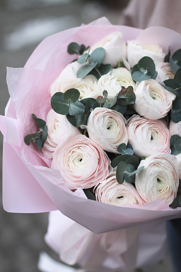 Роскошное моно с ранункулюсами и эвкалиптом 