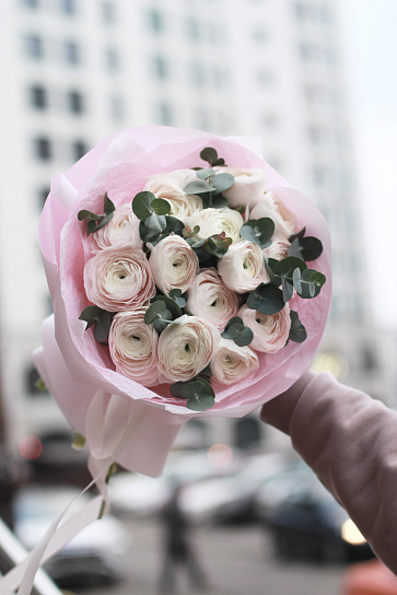 Роскошное моно с ранункулюсами и эвкалиптом 