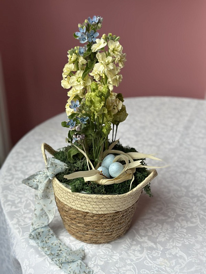 Пасхальная композиция в плетенной корзине