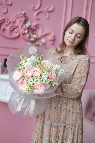 Романтичный букет с ранункулюсами и сиренью