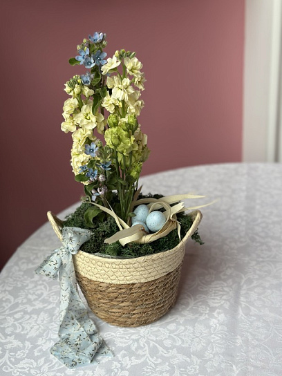 Пасхальная композиция в плетенной корзине
