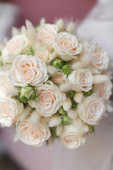 Букет невесты с розами и лагурусом 