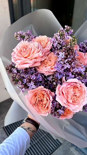 Дуо-букет с сиренью и пионовидными кустовыми  розами