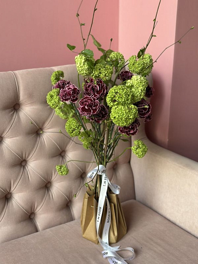 Букет "Вибурнум и диантусы"