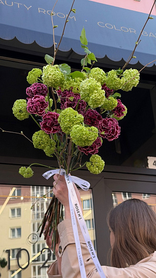 Букет "Вибурнум и диантусы"