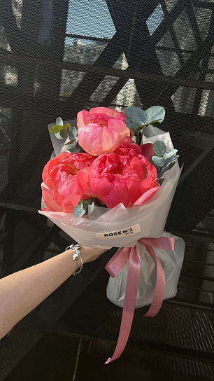 Букет "Корал и эвкалипт"