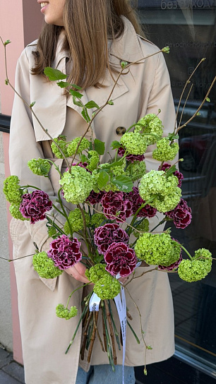 Букет "Вибурнум и диантусы"